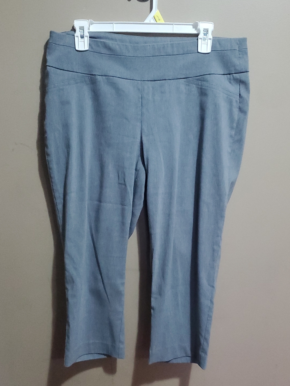 Ricki's Grey Flat Waisted Capris Size Large
